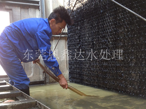 冷却塔日常保养（吸泥...